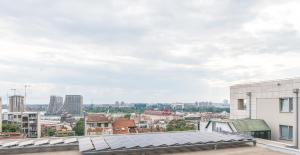 una vista della città dal tetto di un edificio di Lux Apartment in Downtown a Belgrado Altre 9 foto