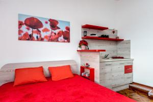 una camera con un letto rosso e una coperta rossa di Lux Apartment in Downtown a Belgrado
