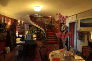 ein Wohnzimmer mit einer Wendeltreppe in einem Haus in der Unterkunft Felicin - Ristorante Albergo "Dimora Storica" in Monforte dʼAlba