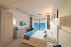 Postel nebo postele na pokoji v ubytování Ramla Bay Resort + 37 fotografií