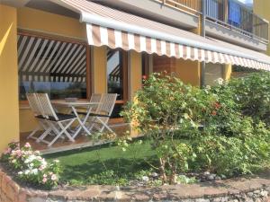 eine Terrasse mit Tisch und Stühlen an einem Haus in der Unterkunft Sander House in Malcesine