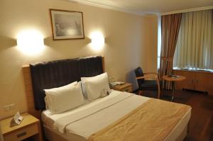 Postel nebo postele na pokoji v ubytování Surmeli Adana Hotel