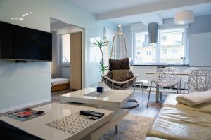 una sala de estar con un sofá y una mesa en Apartamenty Na Wydmie, en Ustka