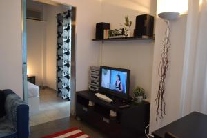 TV a/nebo společenská místnost v ubytování CLIO'S BEACH HOUSE - DELUXE BEACH FRONT PROPERTY
