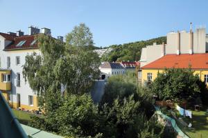 uma vista para uma cidade com edifícios e árvores em Hotel Babenbergerhof em Mödling