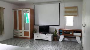 Una televisión o centro de entretenimiento en Nadee resort