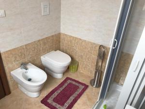 łazienka z toaletą i umywalką w obiekcie via marchesi Avola (sr) w mieście Avola