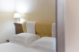 Postel nebo postele na pokoji v ubytování Hotel & Terme Bagni di Lucca