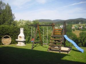 een speeltuin met een ladder en een schommel bij Privat SKI Erlebach in Rokytnice nad Jizerou