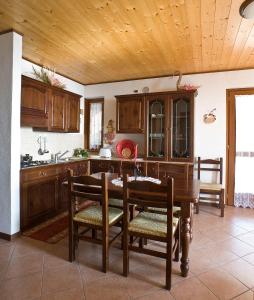 Η κουζίνα ή μικρή κουζίνα στο Albergo Diffuso Forgaria Monte Prat