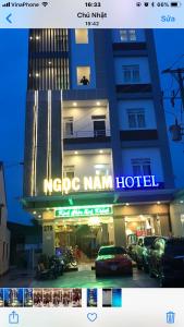 un hotel con una señal de que readsrazy man hotel en Ngọc Nam Hotel, en La Gi