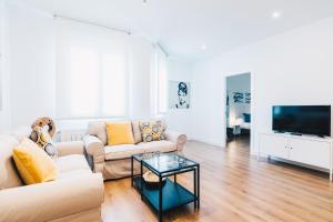 ビルバオにあるBilbao Home Apartment by People Rentalsのリビングルーム(ソファ、テレビ付)