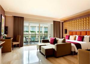 Area tempat duduk di Eastparc Hotel Yogyakarta