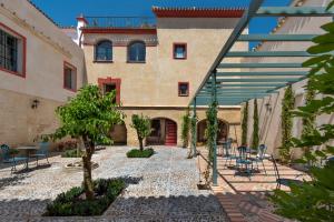 un patio de un edificio con una escalera en Palacio Bucarelli, en Sevilla