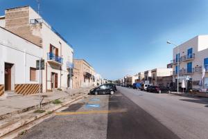 un'auto parcheggiata sul lato di una strada di Casa Scilocco a San Vito lo Capo