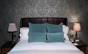 Een bed of bedden in een kamer bij Hotel du Vin & Bistro Cambridge