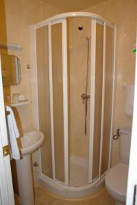 マドリードにあるオスタル ドス ナシオネスのバスルーム(シャワー、トイレ、洗面台付)