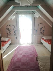 Domek Skandynawski房間的床