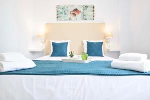 マラガにあるLetmalaga Andaluciaの大型ベッド(青と白の枕付)