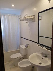 Koupelna v ubytování Hostal Maestre + 37 fotografií