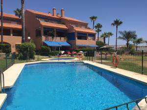 The swimming pool at or close to Urb Playa Azul 24