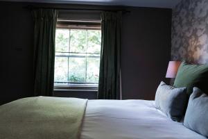 Een bed of bedden in een kamer bij Hotel du Vin & Bistro Cambridge