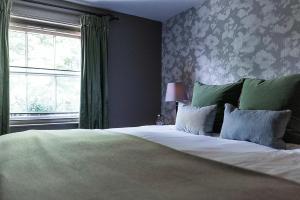 Een bed of bedden in een kamer bij Hotel du Vin & Bistro Cambridge