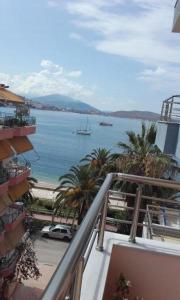 - un balcon offrant une vue sur l'océan dans l'établissement Eleana's Apartament, à Saranda