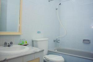 een badkamer met toilet, wastafel en douche bij Sapta Nawa Resort 1 Gresik in Gresik