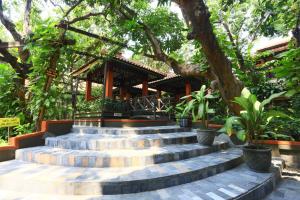 Een tuin van Sapta Nawa Resort 1 Gresik