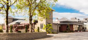 un edificio al lado de una calle en Treacys West County Conference and Leisure Centre, en Ennis