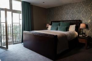 Een bed of bedden in een kamer bij Hotel du Vin & Bistro Cambridge