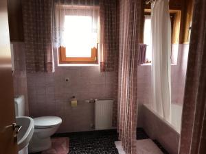 A bathroom at Gästehaus Dullnig