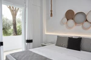 Ένα ή περισσότερα κρεβάτια σε δωμάτιο στο Mr and Mrs White Corfu Couples Retreat Adults Only