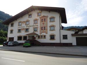 budynek na poboczu ulicy w obiekcie Gästehaus Birkenheim w mieście Zell am Ziller