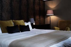 Een bed of bedden in een kamer bij Hotel du Vin & Bistro Cambridge