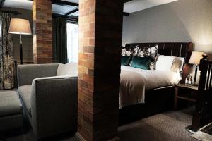 Een bed of bedden in een kamer bij Hotel du Vin & Bistro Cambridge