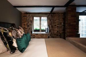 Een bed of bedden in een kamer bij Hotel du Vin & Bistro Cambridge