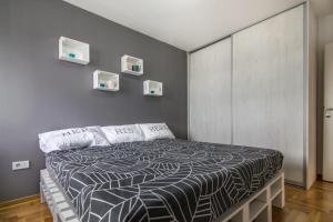 A bed or beds in a room at VortexLuxApatman