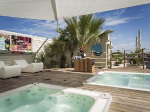 Бассейн в Hotel Waldorf- Premier Resort или поблизости