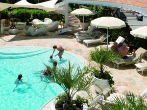 un gruppo di persone che giocano in piscina di Hotel Waldorf- Premier Resort a Milano Marittima