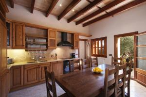 A kitchen or kitchenette at Petit