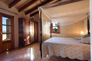 A bed or beds in a room at Petit