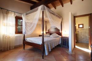 A bed or beds in a room at Petit