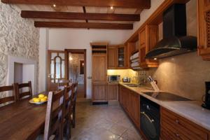 A kitchen or kitchenette at Petit