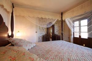 A bed or beds in a room at Petit