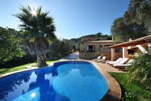 The swimming pool at or close to Petit