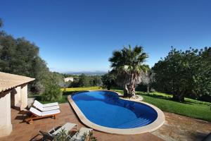 The swimming pool at or close to Petit