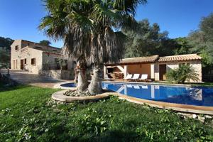 The swimming pool at or close to Petit