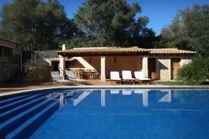 The swimming pool at or close to Petit